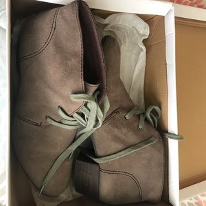 Nicole 7.5 Grey booties